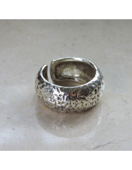 Gehämmerter Rundbandring aus 925er Sterlingsilber