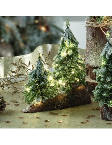 Verschneite Weihnachtsbäume mit LED-Lichtern und Holzsockel