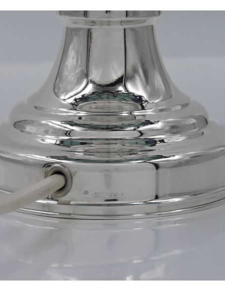 Tiffany-Lampe mit silbernem Sockel und türkis verziertem Glaslampenschirm