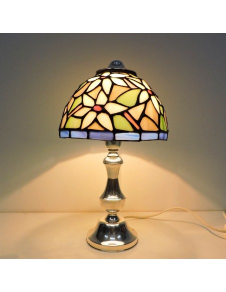Silberne Tischlampe mit farbigem Glaslampenschirm im Tiffany-Stil