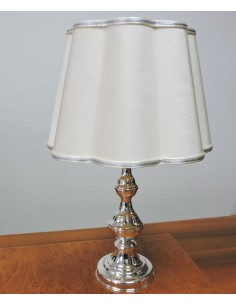 Silberne Lampe mit Cremefarbenem Stofflampenschirm 2