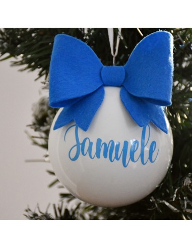Weiße Christbaumkugel aus mundgeblasenem Glas, personalisierbar mit Namen und blauem Band