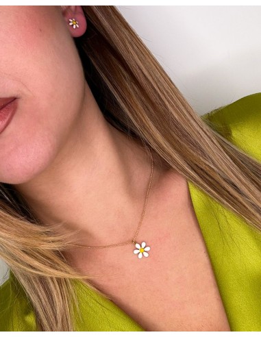 Necklace with Daisy Pendant 
