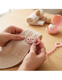Set Spilla Porta Ciucciotto con Box Rosa con Orsetto Peluche 2
